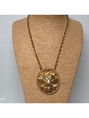 Vintage 70s Napier Gold-tone Repousse Lion Head Pendant Necklace
